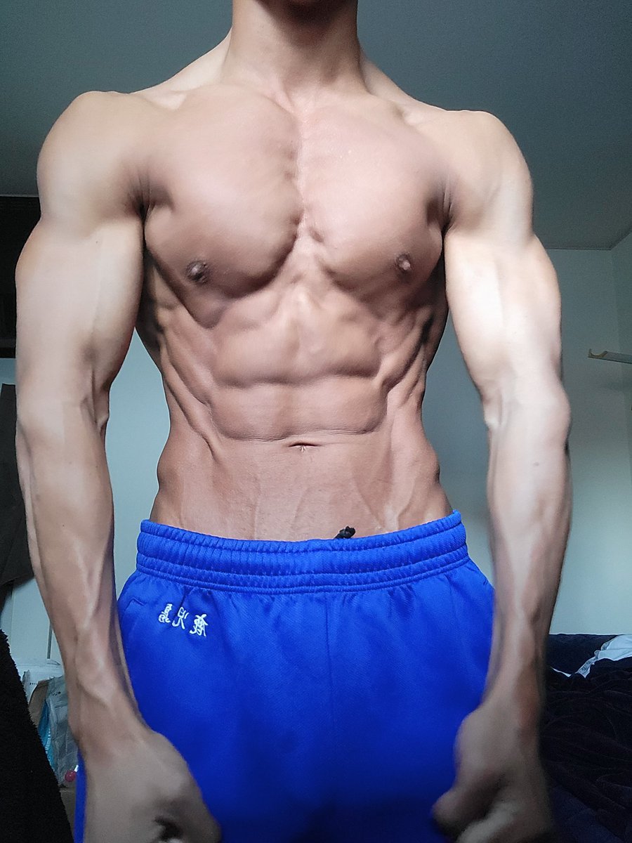 kago_trainer's tweet photo. 左が昨日の朝。
右は今朝。

昨日は1日かけて6000kcal以上(なんでも好きに食べた)摂取してお腹パンパンだったけど時間がたてば元通り。

1日爆食いしたところで人は太らない。太るときは毎日食べ過ぎちゃってるときだけ✌️

#筋肉
#減量
#ダイエット
#パーソナルトレーナー https://t.co/sOmjFf6523