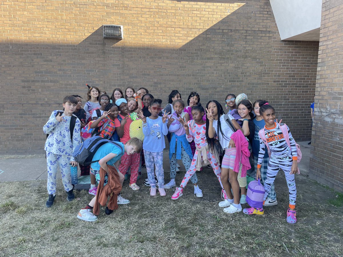 GhentSchoolVA's tweet image. We had a phenomenal “Snuggle Up With a Book” day where we wore pajamas as a part of our @ADR_coastalVA focus! #IgniteAndInspire #READy2WRITE @NPSchools_VA