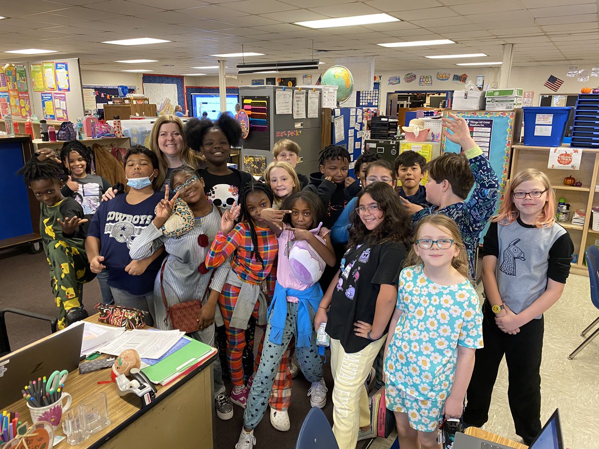 GhentSchoolVA's tweet image. We had a phenomenal “Snuggle Up With a Book” day where we wore pajamas as a part of our @ADR_coastalVA focus! #IgniteAndInspire #READy2WRITE @NPSchools_VA