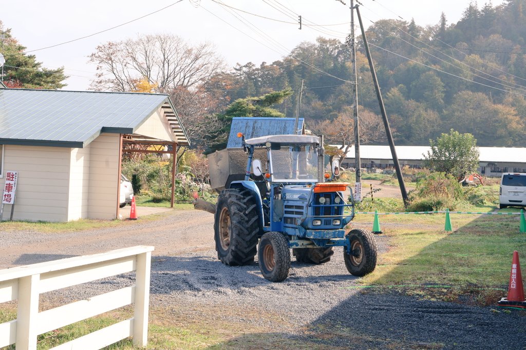 AnotherdayOnuma's tweet photo. おはようございます🧑‍🌾
牛の餌やりのトラクターです。
昭和51年製です👍
実はいつもの(もっと古い😉)が故障してピンチヒッターなんですけどね。
当店は本日も通常どおり営業致します。
みなさまのご来店をお待ちしております😊 https://t.co/h2QRyWngbn