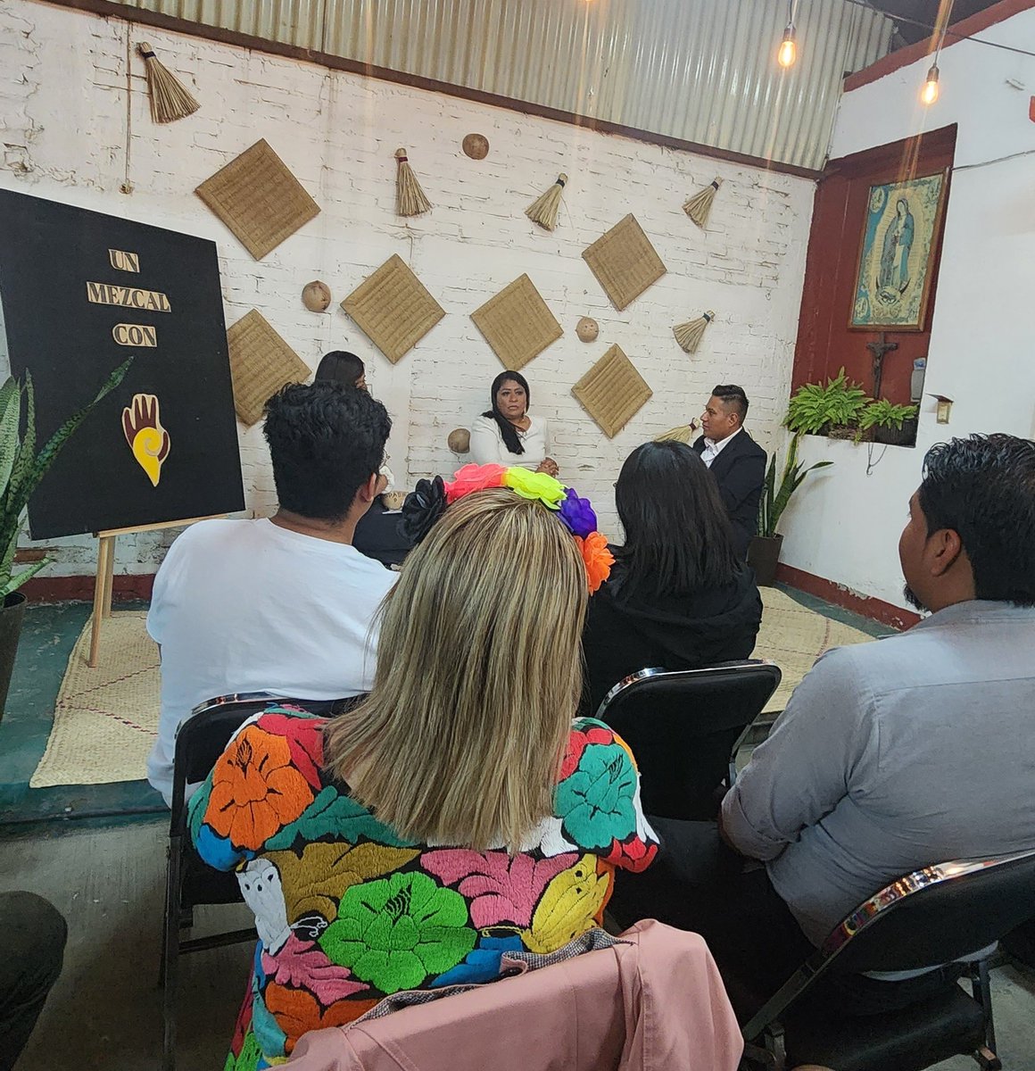 JesusGHerreraP's tweet photo. Hoy en #UnMezcalcon de la @Redinterpretes

@MonivetL: "No soy de izquierda ni de derecha, soy una defensora de derechos humanos". https://t.co/LZ0tHdnOZr