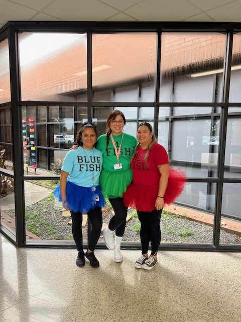 summer_tan_surf's tweet photo. “The best kind of work environment is where friends are made.”
Finished Red Ribbon week with Character Book Day 📚 #newbies #RedRibbonWeek #drseussbook #funfriday #redfish #bluefish #1fish #justmissing2fish https://t.co/b7OdpXJOVN