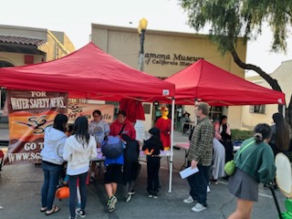 georgesy_09010's tweet photo. The San Gabriel Sea Gulls at it BEST! Promoting water safety awareness and the City of San Gabriel! City of San Gabriel Fall Festival! #SGSGGOLD #CITYOFSANGABRIEL https://t.co/GqBLgyfuPq