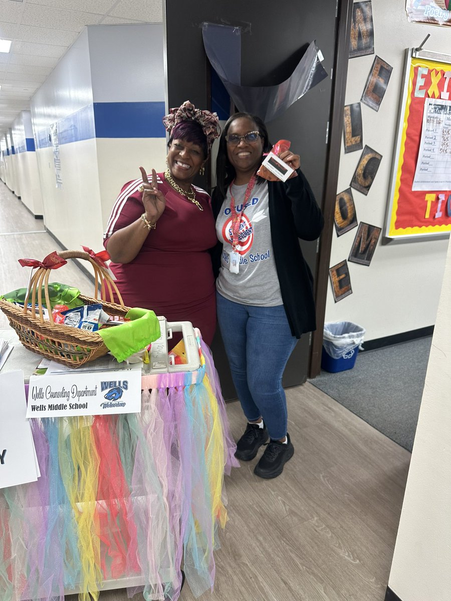 dr_xm_davis's tweet image. Our 7th Grade @WellsWolverines teachers received a sweet or savory “treat” courtesy of Dr. Ransom!! Thanks so much for showing appreciation to our team!! #7thGradeRocks