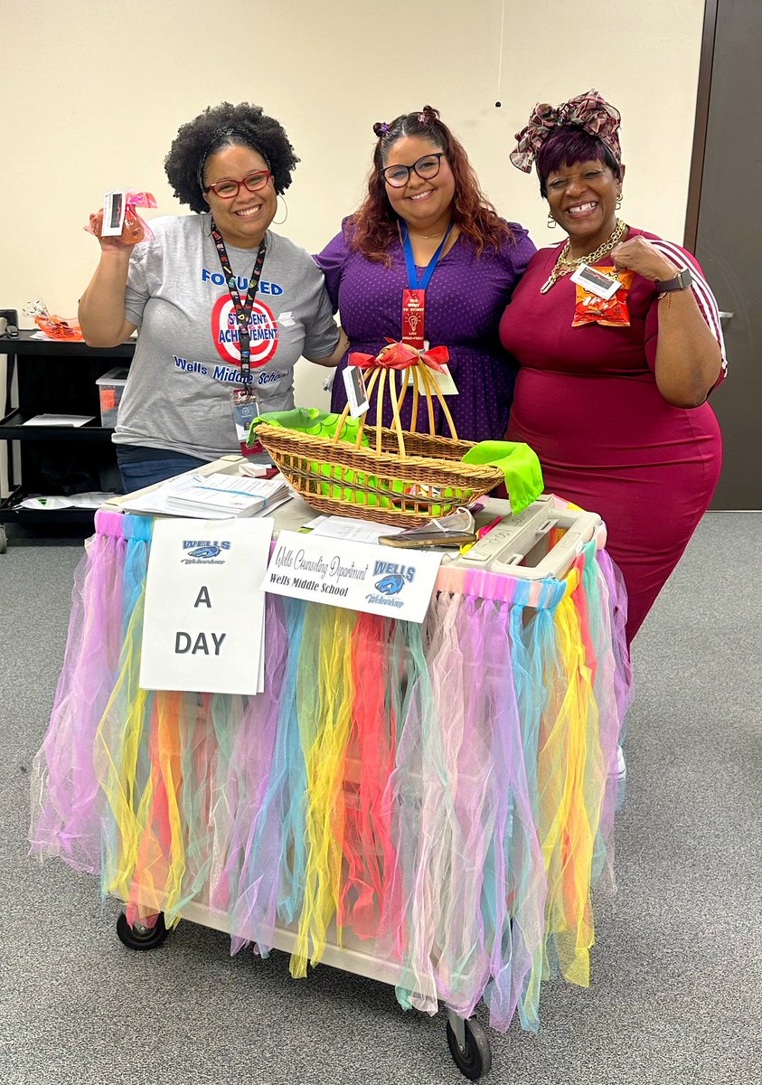 dr_xm_davis's tweet image. Our 7th Grade @WellsWolverines teachers received a sweet or savory “treat” courtesy of Dr. Ransom!! Thanks so much for showing appreciation to our team!! #7thGradeRocks