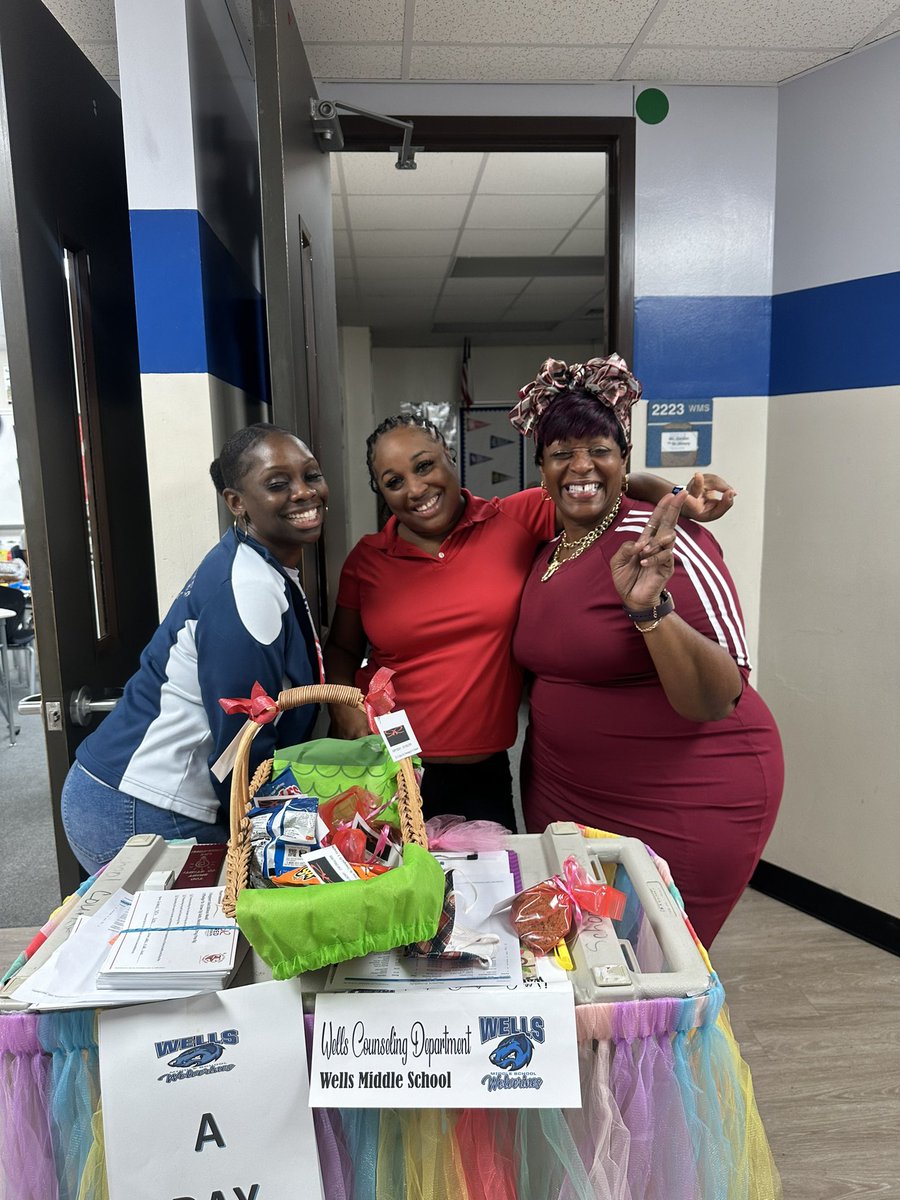 dr_xm_davis's tweet image. Our 7th Grade @WellsWolverines teachers received a sweet or savory “treat” courtesy of Dr. Ransom!! Thanks so much for showing appreciation to our team!! #7thGradeRocks