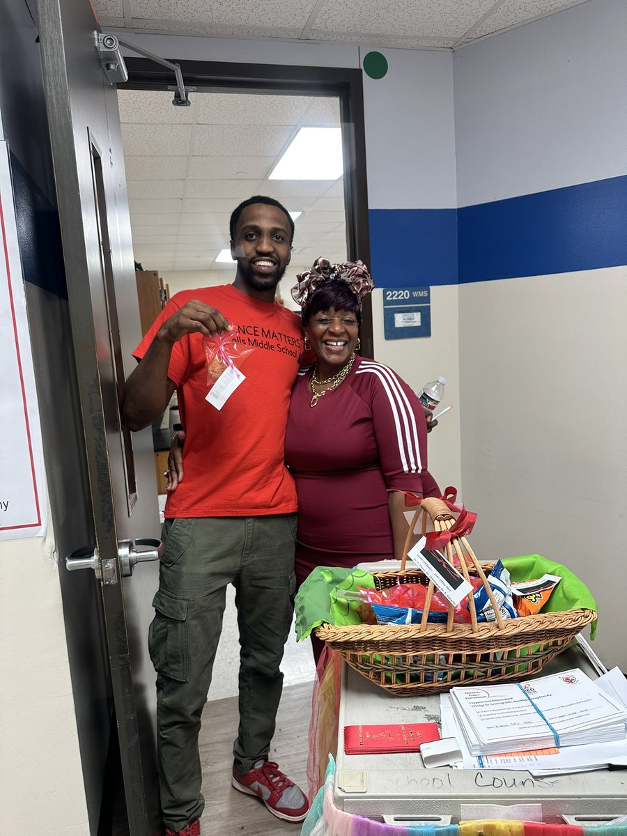 dr_xm_davis's tweet image. Our 7th Grade @WellsWolverines teachers received a sweet or savory “treat” courtesy of Dr. Ransom!! Thanks so much for showing appreciation to our team!! #7thGradeRocks