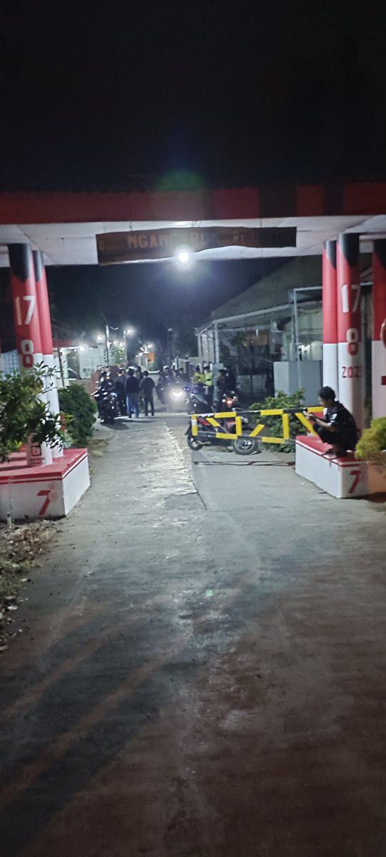 merapi_uncover's tweet photo. Hati hati nggih yang berpergian malam .. ini anak" se usia smp/ sma rencana mau ke dieng , tp malah dikejar klitih full sajam lalu mereka mengamankan diri masuk kampung ... jl magelang km 15 |@Dianandreasto https://t.co/IcrQt3g33l