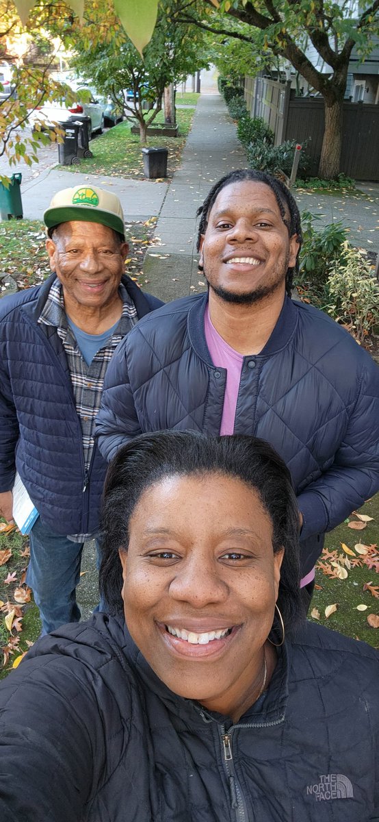 JoyForSeattle's tweet photo. Knock-Knock. Hollingsworth Family at your door tonight.
#joyforseattle
#connectingcommunities
#blockbyblock https://t.co/fpisZ6D70W