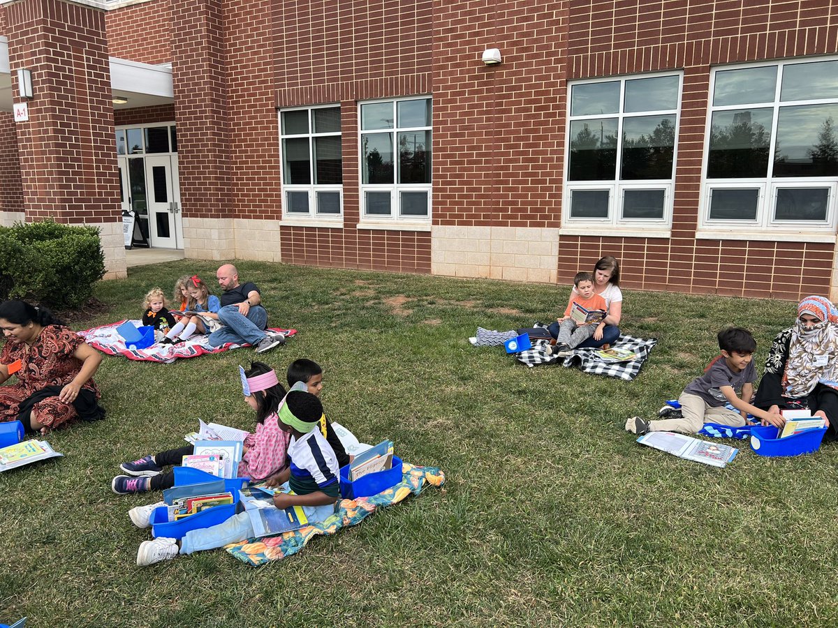 Anderson_Stars's tweet photo. What a fun day! We celebrated the end of Q1 and our reading unit by inviting parents to come read with us and then had our Fall party! @Discovery_elem https://t.co/1svRDpVlG8