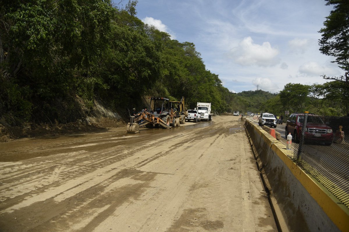 SICTGuerrero's tweet photo. 🔴#ComunicadoSICT

Avanza la #SICT en Guerrero en restablecer la infraestructura carretera afectada por el huracán Otis. La autopista México-Acapulco opera con normalidad y la carretera federal con un carril habilitado.

#JuntosPorGuerrero #JuntosPorAcapulco https://t.co/cyt7o2Kg8B