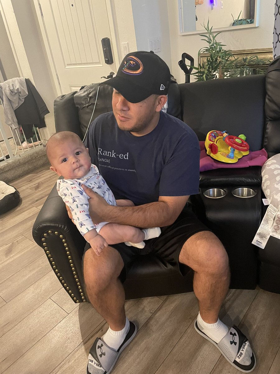 Victxr22_'s tweet photo. I finally have someone to watch the Fall Classic with. https://t.co/XLYIu4gOwg