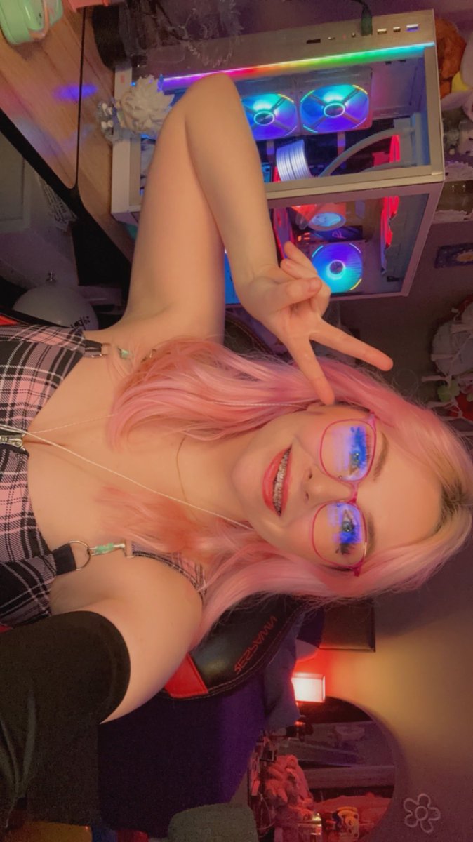 Ashtronova's tweet image. live w subathonnn❤️❤️ playing warzone and grinding souls to get the camo!!! twitch.tv/ashtronova