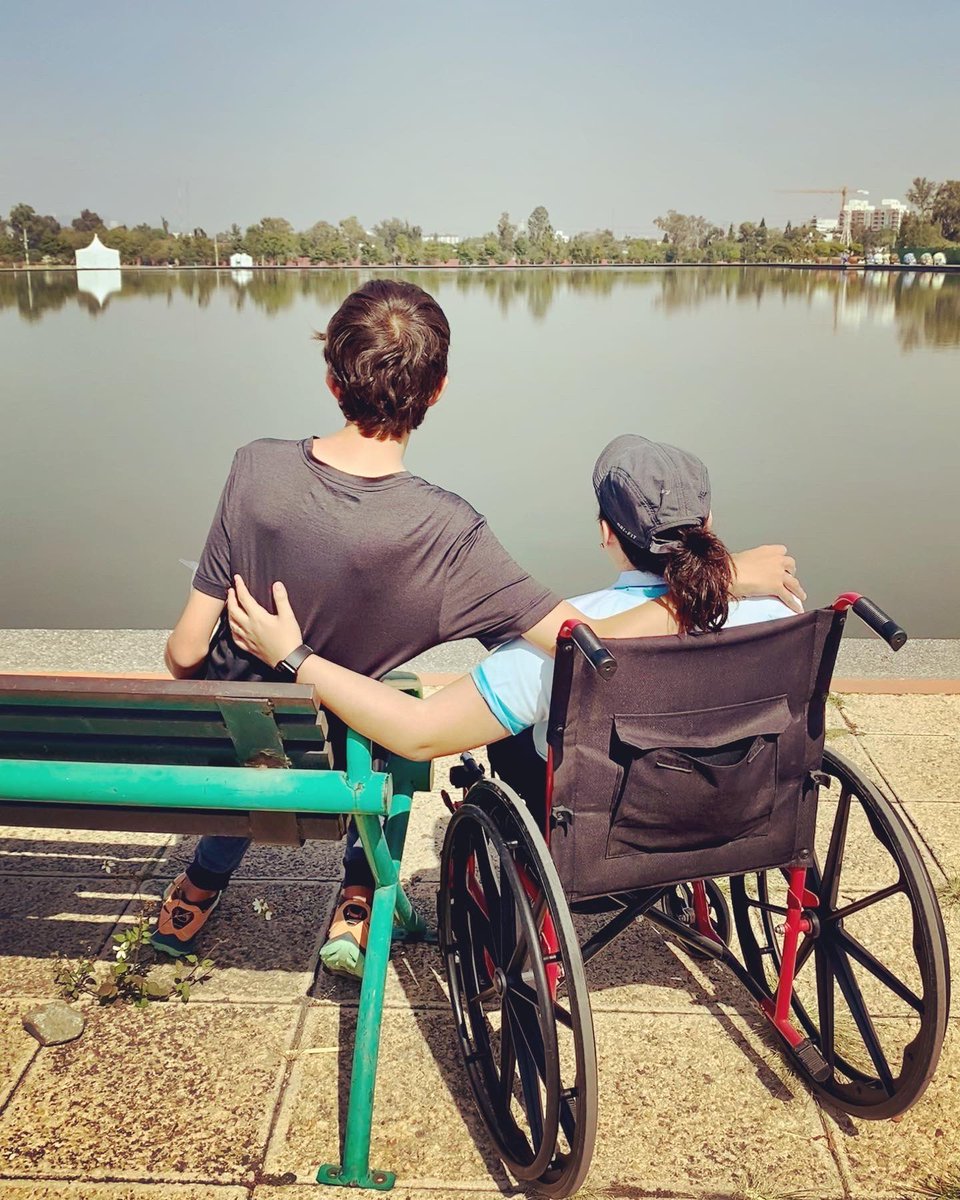 El domingo pasado tomamos esta foto, la anterior tiene unos buenos añitos. Los años pasan y la amistad y el amor crecen. ❤️❤️❤️