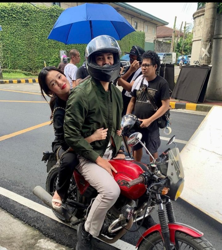 BubblyFrances's tweet photo. For next episode 🫢
Ihahatid kaya sya ni Bingo sa house nla or magpapasundo sya kay Bingo sa house nla? (same outfit ni Ling)

CARGO ONE STEP CLOSER

#CBMLQuestions
#CBMLOnNetflixEP11
(cto) https://t.co/gMrK1xZo5w