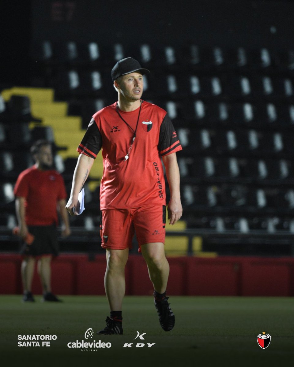 ColonOficial's tweet image. 🔴⚫ ¡Bienvenido Israel Damonte! 👊🏻

Nuestro nuevo entrenador se presentó esta tarde ante el plantel profesional y dirigió su primera práctica en el estadio Brigadier López.