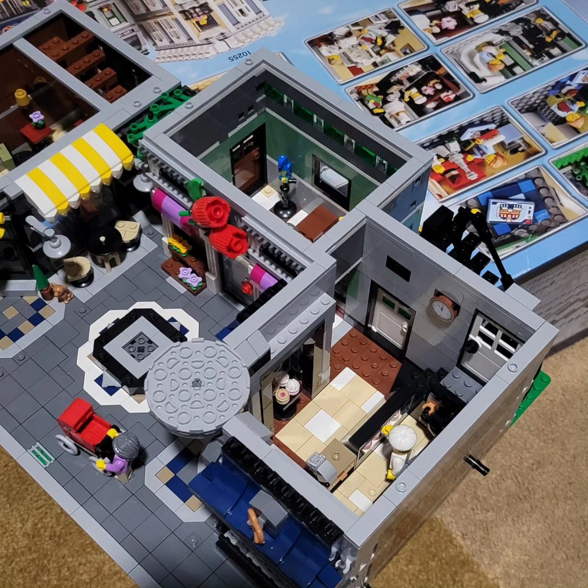 TeiflingQuillan's tweet photo. #hobbystreakchallenge day 344 #hobbystreak first floor of assembly square is done! Thank you to my amazing partner, Alyx, who helped build with me. Halfway done with this fun kit.

#Lego #LegoCity #LegoModularBuilding #legocouple https://t.co/uwPfbSpQGf