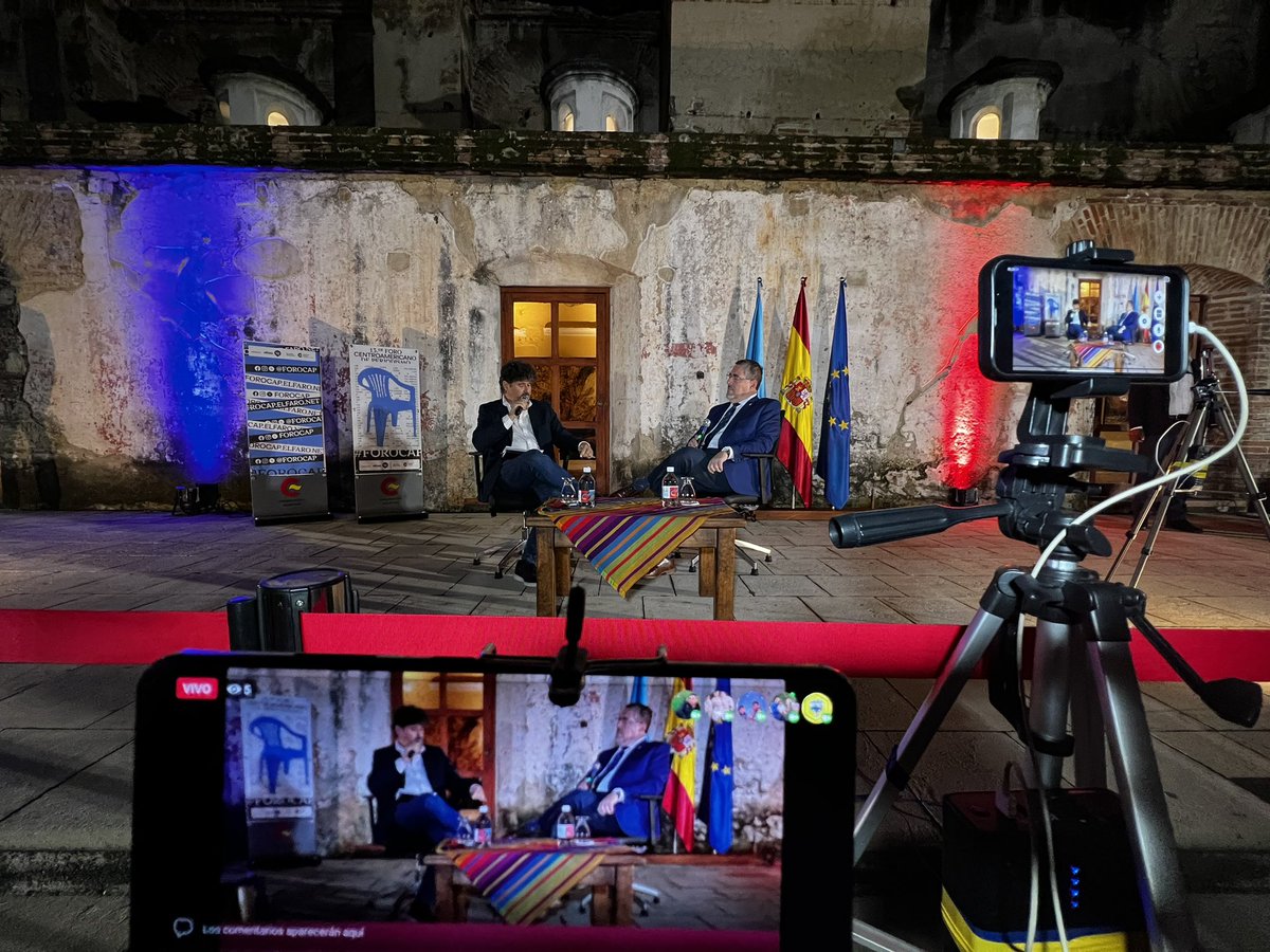PrensaComunitar's tweet photo. #ForoCAP2023 El presidente electo @BArevalodeLeon se encuentra en el foro @foroCAP en una entrevista con José Luis Sanz de @_elfaro_ en la Antigua Guatemala.📌

📷 @Nelton_Rivera https://t.co/AcHOJGIDsq