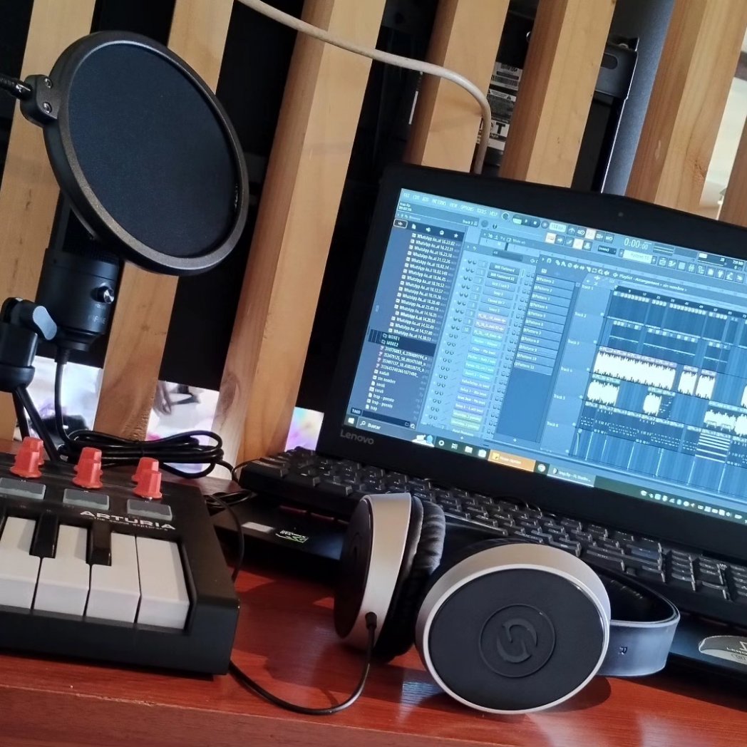 aaronsublime's tweet photo. ¡Por fin! Ya tengo el último ítem para completar mi humilde estudio de música (los audífonos pro) 🎧🤖🎹💻🎤
Ahora sí voy a masterizar como se debe 😅
#estudio #studio #studiosetup #minimalsetup #homestudio #musicstudio #estudiomusical #music #musica #headphones #samson https://t.co/noa6Dkif2p
