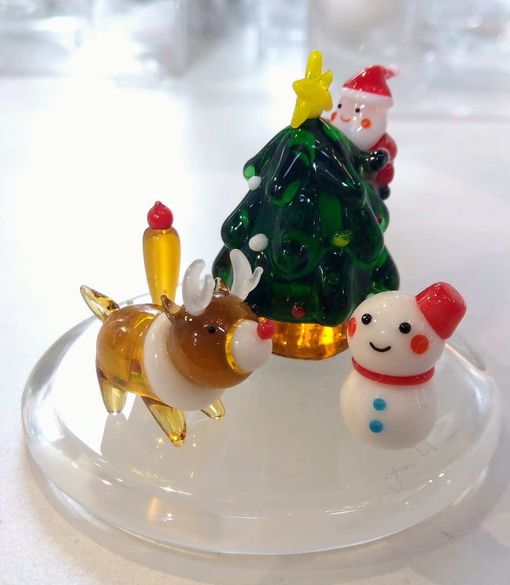kurokabeglass's tweet photo. ミニチュアガラスのサンタさんをご紹介です🎅
ソリに乗るサンタさん、ツリーに登るサンタさん、マフラー巻いてるサンタさん、などなど
いろんなサンタさんがおりますよ!

＃ガラス　＃サンタ　＃クリスマス https://t.co/JgBZJhMqgI