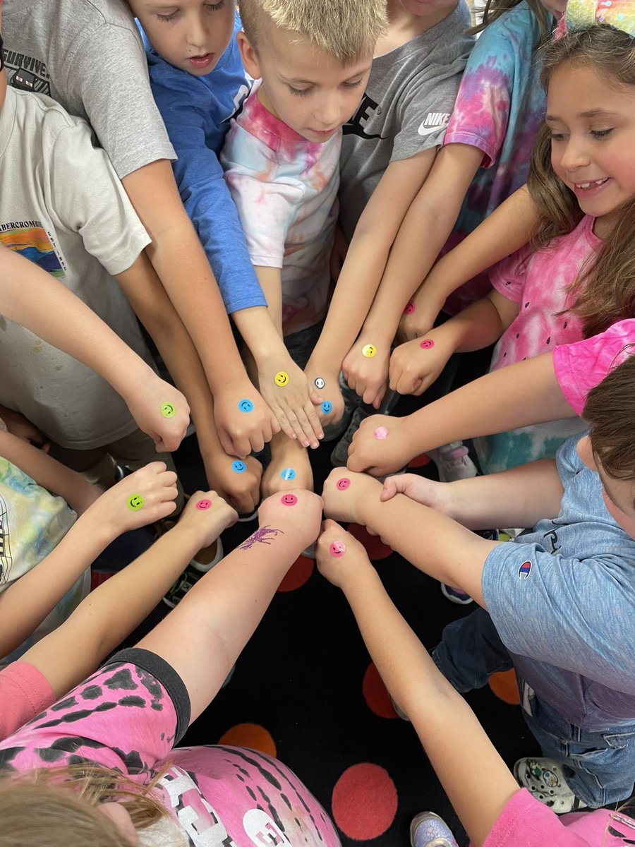 marnellandrea29's tweet image. For the last day of Red Ribbon Week our focus was to do something kind.  We read this great book and then once the students showed kindness they got their own happiness spot. @VV_Voyagers #fabulousfirsties #spreadingkindness #payingitforward