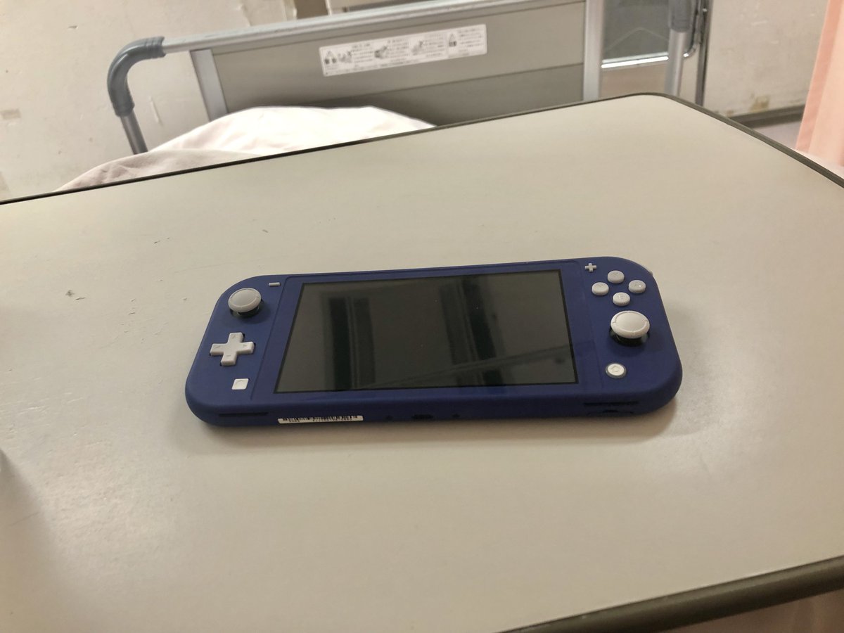TENHEAD10's tweet photo. 姪っ子がswitch を譲ってくれた。ありがとう。病室でXマルチプライがプレイできるぜ
もっとも���ッケージを予約してるから実際のプレイは2月だけど…ひとまずの生きる目標にしておこう https://t.co/RvyEXMY8dw