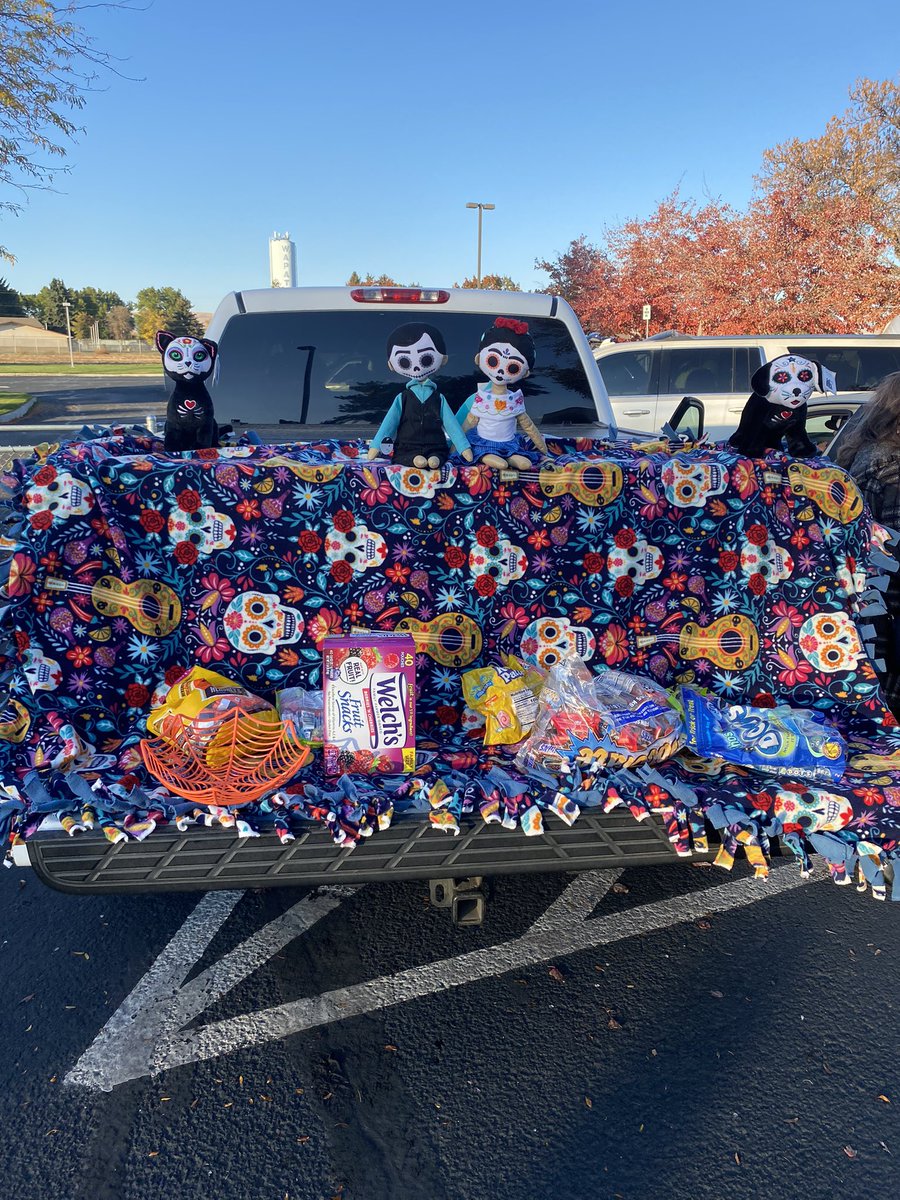 WapatoSD's tweet photo. #SimcoeSuperPups and Adams Elementary PTO Trunk or Treat event is off to a great start! Thanks to all the families that came out to participate!! https://t.co/3DGg3BZqYk