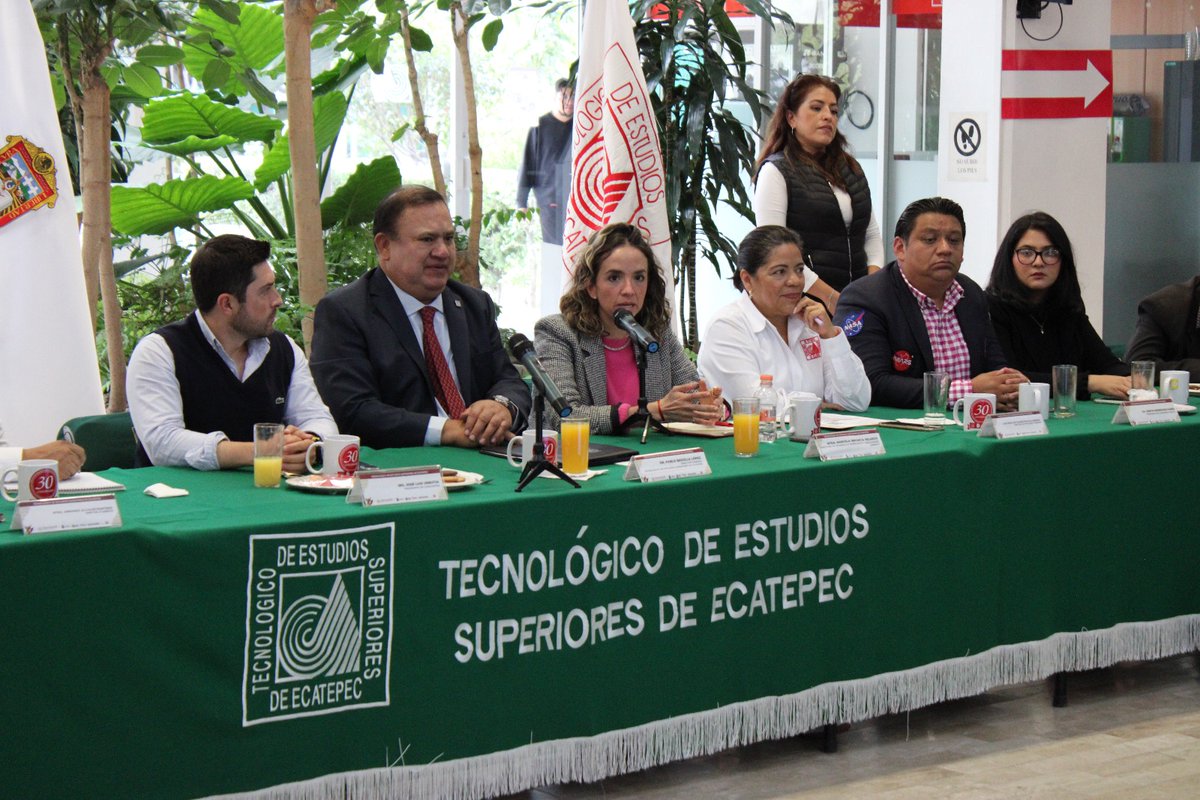 comecyt's tweet photo. Donde con la presencia de @CANACINTRA_EMex @COPARMEX_Edomex , @Santul_Mx #Eimex Y #AMMJE se fortalecieron los lazos de vinculación entre la academia y el sector productivo mediante la oferta de servicios de los #CCAI para las empresas mexiquenses. https://t.co/TINhhAbMCQ