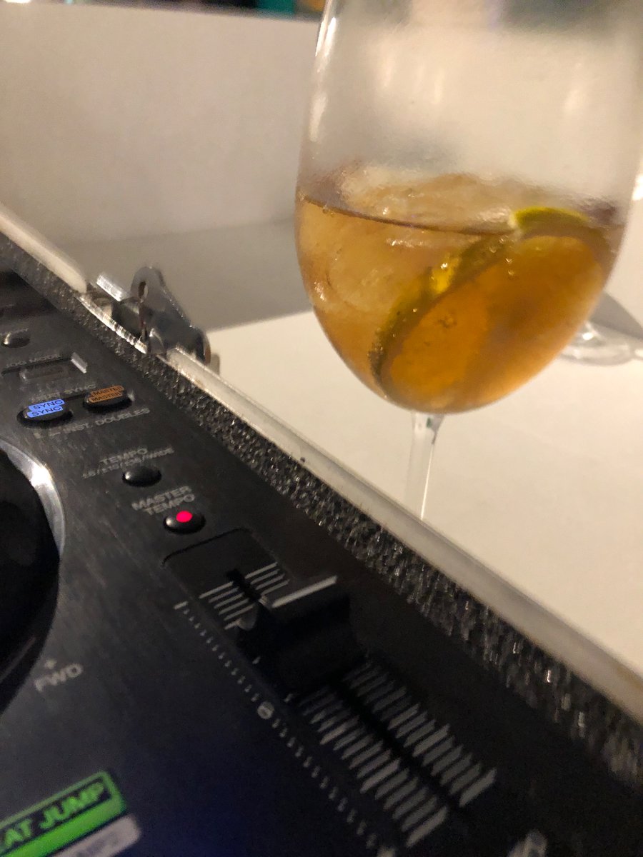 notfoundoficial's tweet photo. @IcaroAraujo Depois das 15h a moda agora ta sendo guaraná zero com uma rodela de laranja, MEU AMIGO ISSO É DIVINO. (Salvo exceção em rock/virote, ai é cafeina pra dentro) 🤣 https://t.co/lYJeSGx0c9
