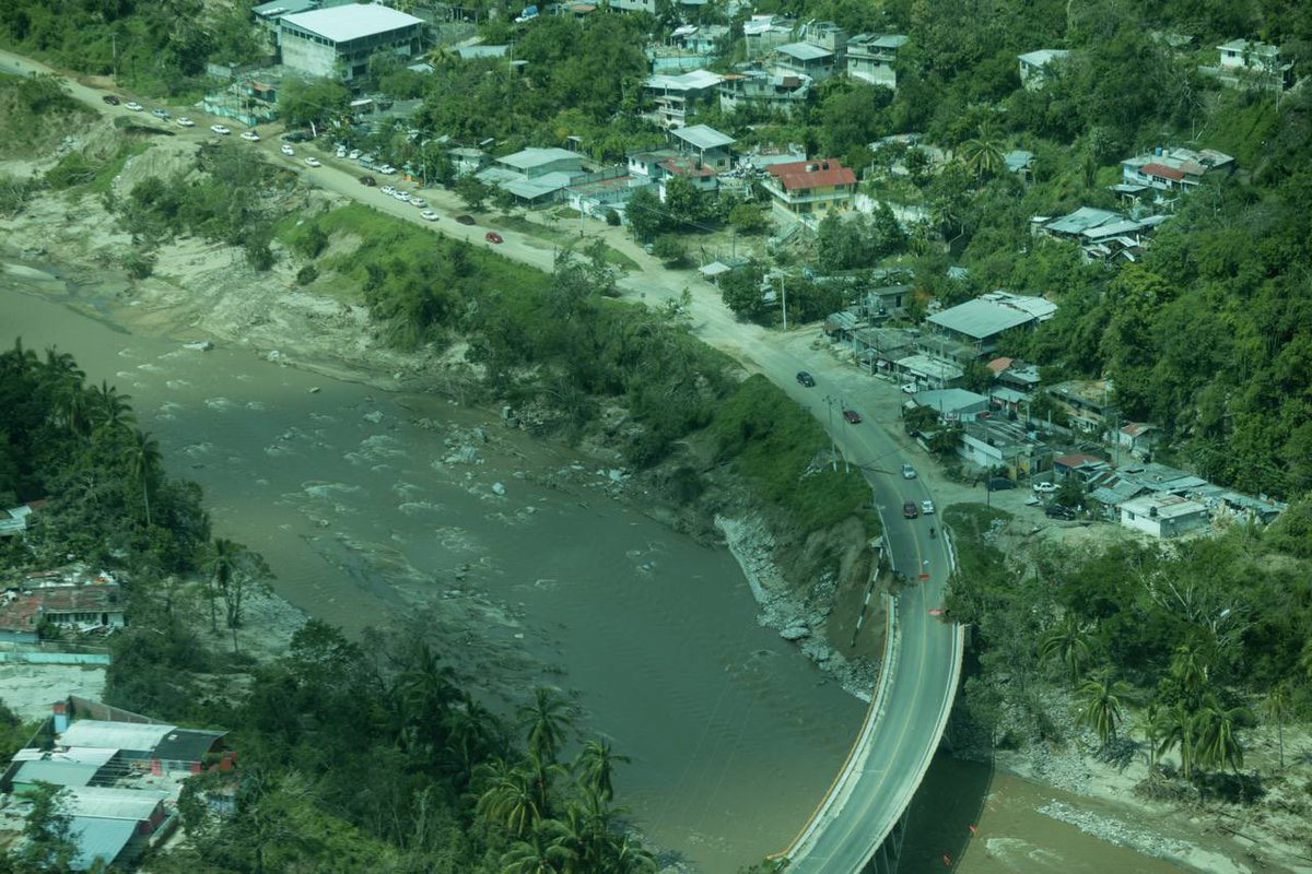Diario_deColima's tweet photo. Exhiben fotos panorámicas de las zonas #devastadas de #Acapulco por #huracánOtis
Más información en https://t.co/nablm6D32o https://t.co/abspUipEve