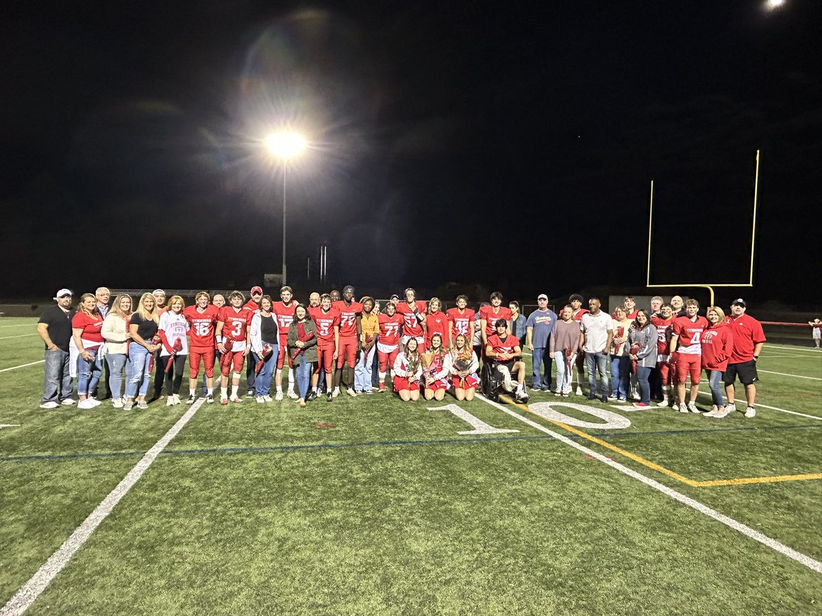 Tyngsborough Tigers with the victory over Dracut Middies🏈📣 Congratulations to all our senior cheerleaders and football players and their families🏈📣
#tpsprepares 
#tigerpride