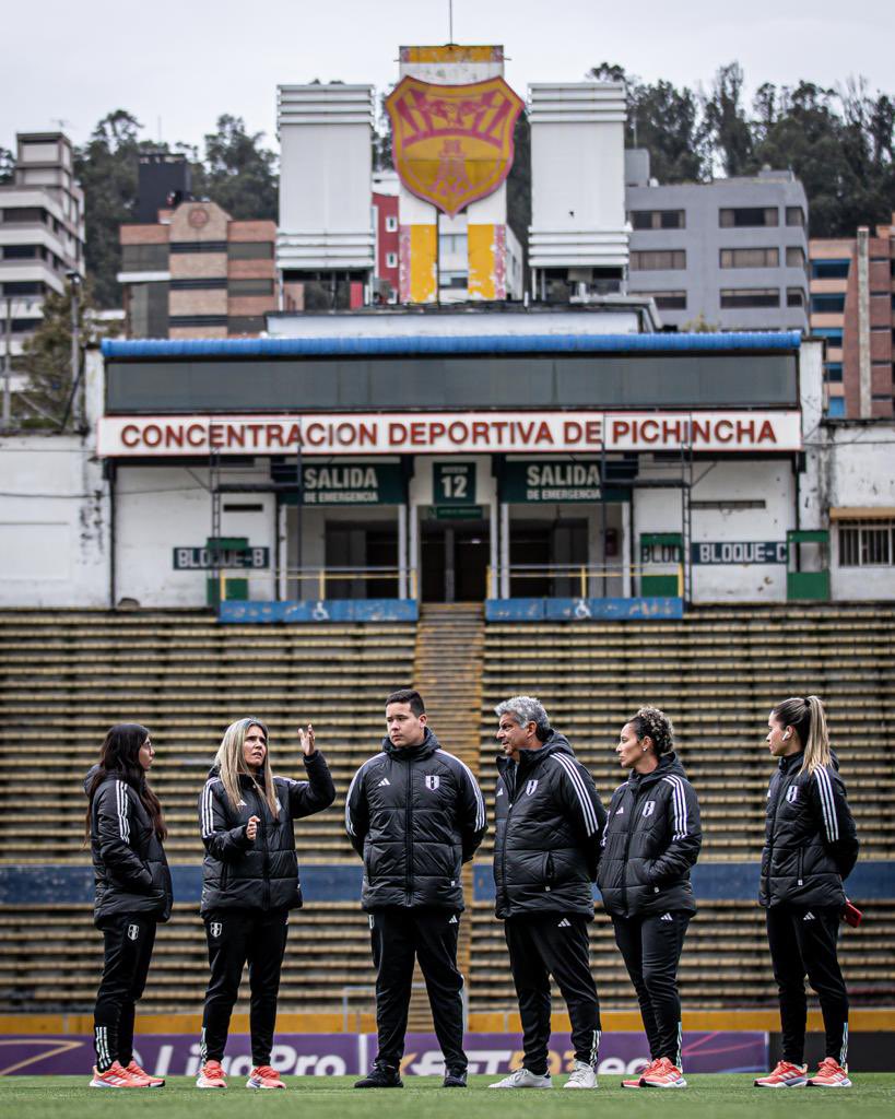 TuFPF's tweet photo. 𝑻𝒐𝒅𝒐 𝒍𝒊𝒔𝒕𝒐 ✅
#LaBicolor Femenina 🇵🇪 reconoció el estadio Atahualpa de Quito donde este sábado enfrentará a @LaTri.
📺 El encuentro amistoso será transmitido en vivo a través de #FPFPlay
🤳 Suscríbete en https://t.co/fpFc5w7HSp
#UnSentimientoQueNosUne https://t.co/SecoWfZCAK