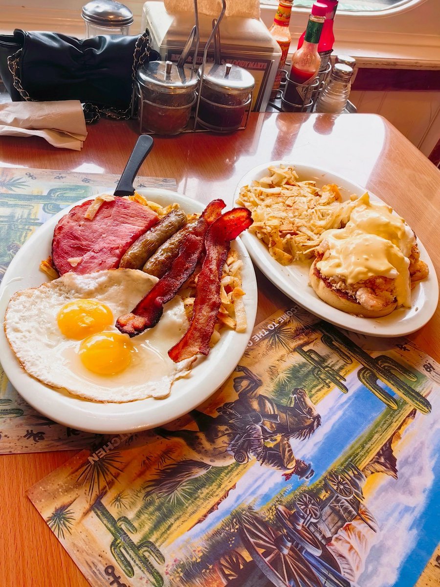 arrapot18's tweet image. This is a very beautiful island with small boats drifting around and a slow pace of life for the islanders, making it a great place to rest. Arrive by boat early in the morning for brunch (Underwater World Original Jack's Restaurant #California