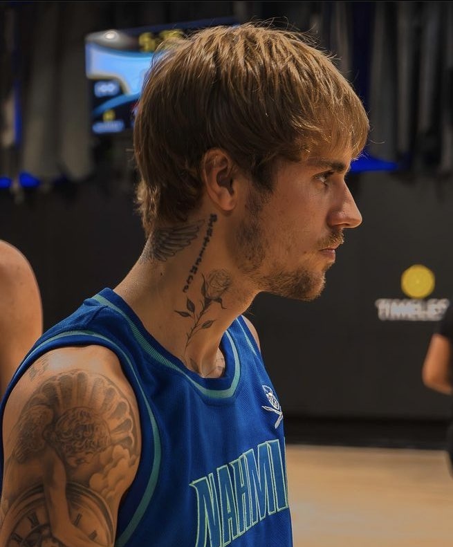 availablebiebzs's tweet image. MY WORLD 3.0