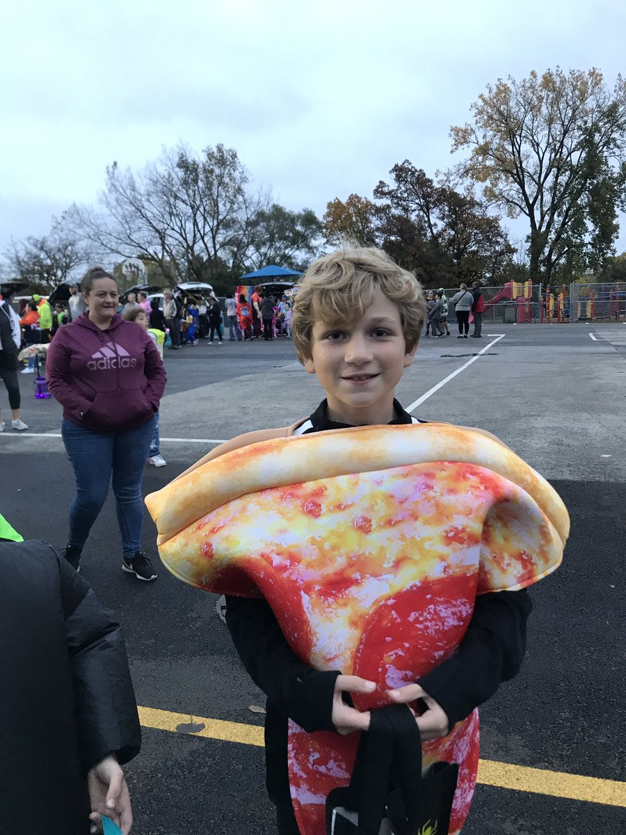 ReadingFitz's tweet photo. Getting into the Halloween spirit @OakRidgeNPD117 Trunk-or-Treat! @mrsturnock5th @mrsdenson5th @ORiordan5th #TrunkorTreat #halloweenfun #somuchcandy 🎃 https://t.co/xpgQ5zZiu8