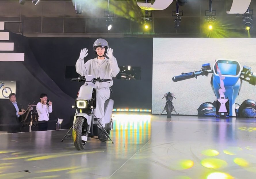 motorcycle_prof's tweet photo. 新旧モトロイド揃い踏み
そして新旧自立技術も揃い踏み
この極低速で手放しで走行できたりバイクに乗車したままダンスしても後進できると言うこの制御の凄さが…解る人には解ってくれるよね🤣
これは、トライアルチャンピオンでも出来ません👍
#ジャパンモビリティショー
#JMS
#YAMAHA
#AMCES
#AMSAS https://t.co/aWG1UDOihO