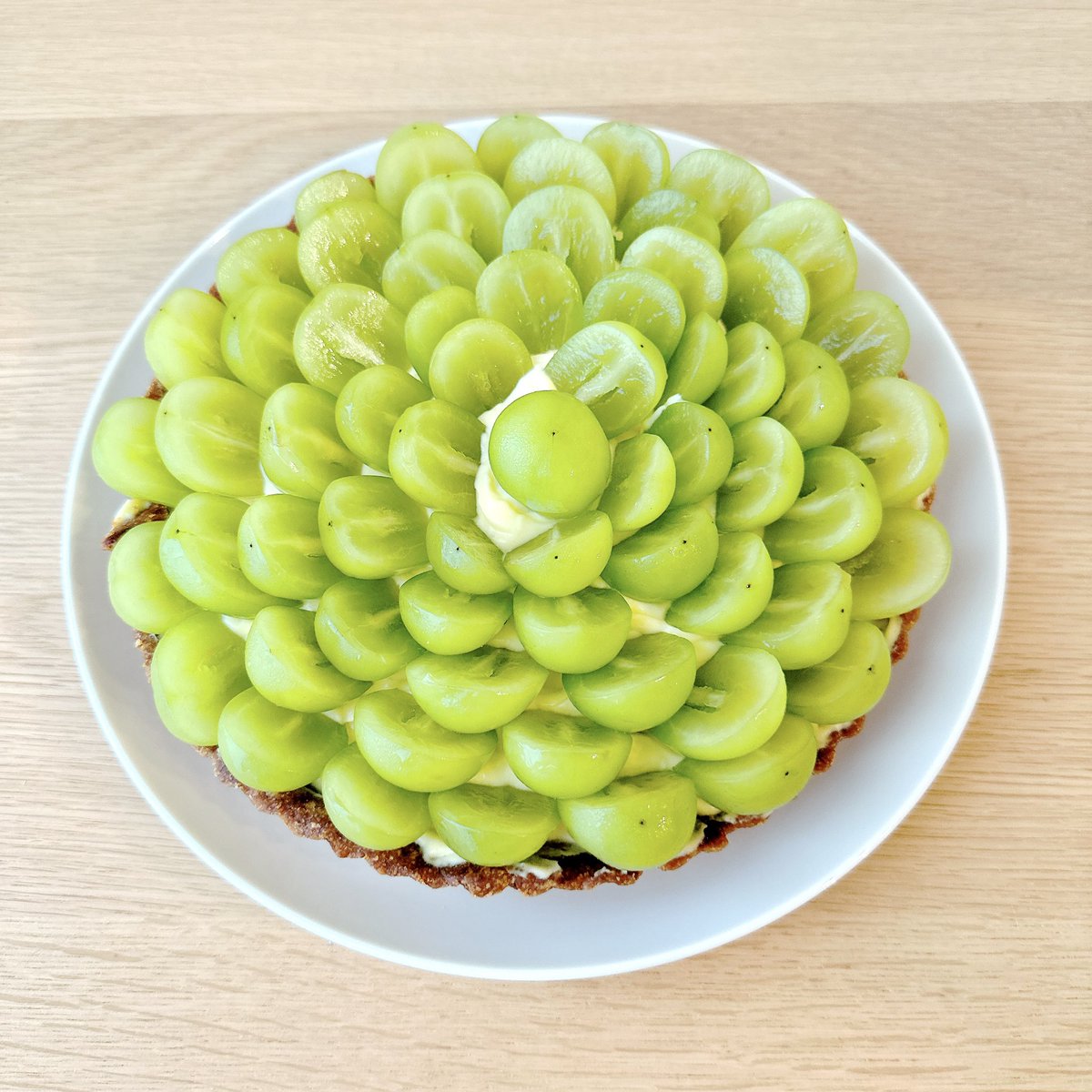 stackingnote's tweet image. おはようございます☀
　
先日、私の誕生日に夫がシャインマスカットタルトを焼いてくれました🍇
　
ふるさと納税のシャインマスカットは大粒で食べ応えあり😋
　
最近は急にカフェラテ☕️にハマってます。
夫がラテアートできたらいいのにな🙄
　
今日も良い一日を🎵
　　
#coffee
#おうちカフェ