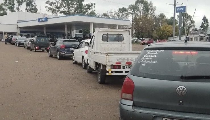 dogordo_'s tweet photo. Pensar que decíamos que en el 2023 los autos iban a ser voladores y no hay ni nafta. https://t.co/57tgiBsdm1