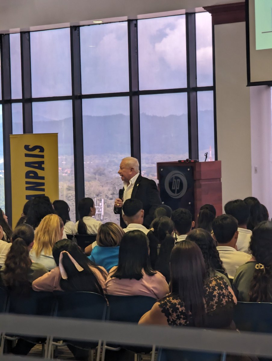 Me invitaron como expositor a un evento que preparo el Club Rotario en San Pedro Sula, para varios jóvenes de excelencia académica de la ciudad, les hable un poco acerca de lo importante que es emprender y animandolos a Soñar, Despertar y Trabajar.