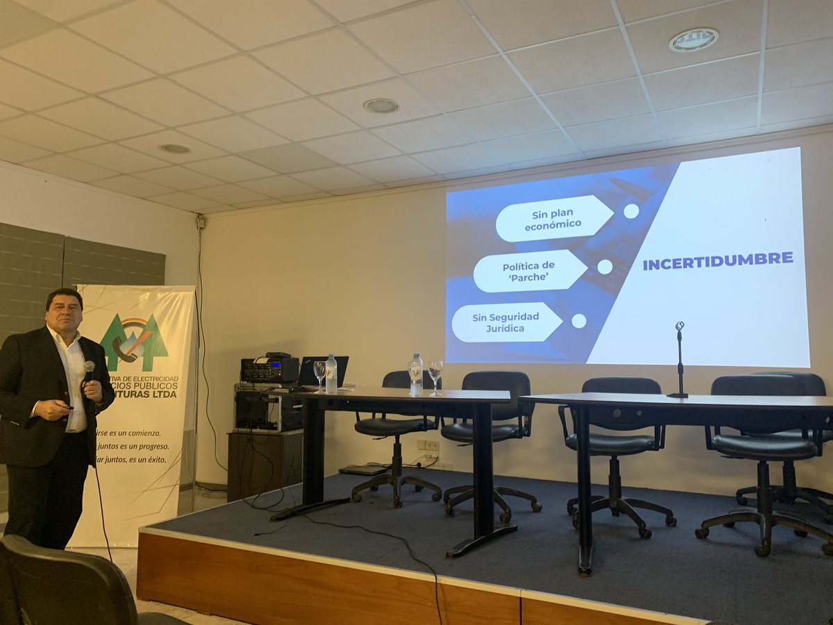 Viernes por la noche conversando sobre la economía del país en el interior de Córdoba. Gracias a la Cooperativa Eléctrica y Servicios Públicos de La Juntura por la invitación 👏