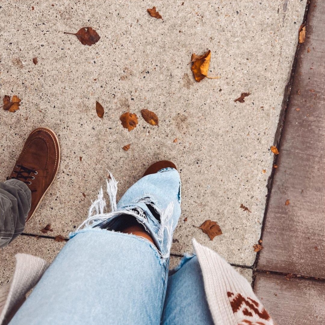 luggagedropus's tweet image. Leaf it to 🍁fall 🍂 to make me feel like I'm walking on sunshine! 🌞 #fallvibes #leafpile #nature