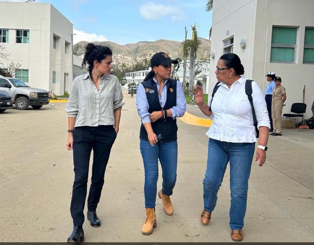 lopezdoriga's tweet image. Así, la gobernadora @EvelynSalgadoP y las secretarias @LuisaAlcalde y @rosaicela_ a distancia del desastre en Acapulco sin mancharse las botas. Pero dice que caminos y calles ya están bien cuando ni siquiera las han recorrido. Las botas rechinando de limpias. La puesta en escena.