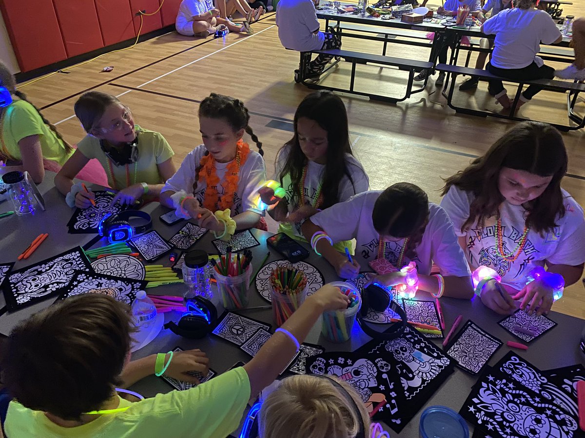 RVMSPrincipal's tweet photo. There’s something for everyone at the #GlowBash ! #AllKnightEveryKnight https://t.co/aqFxKDtGGd