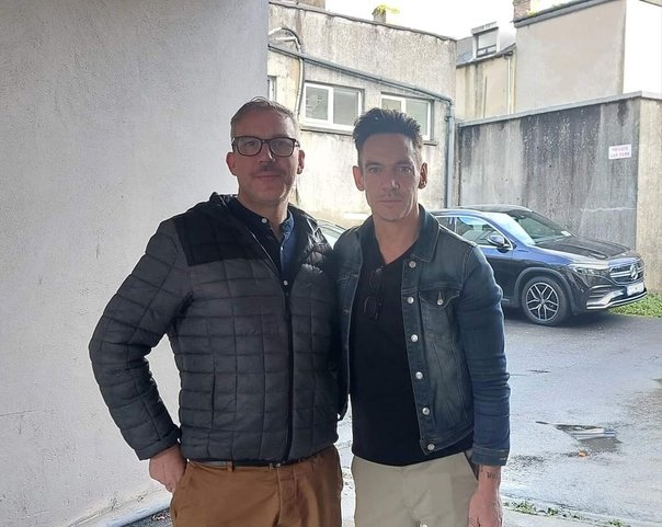 jrmtaiwanfan's tweet photo. ๐โunknown photo of
#jonathanrhysmeyers with fans?
๐ for relevant details/need more info
๐ท๏ธ
#movieactors #fanphoto
#thetudorscast #jeansjacket #photoshooting
#menhairstyle #mensstreetstyle
#celebstyle #ๆๆ
#autumnvibes
#fanmeeting
#manandcars https://t.co/axsmUCcVqI