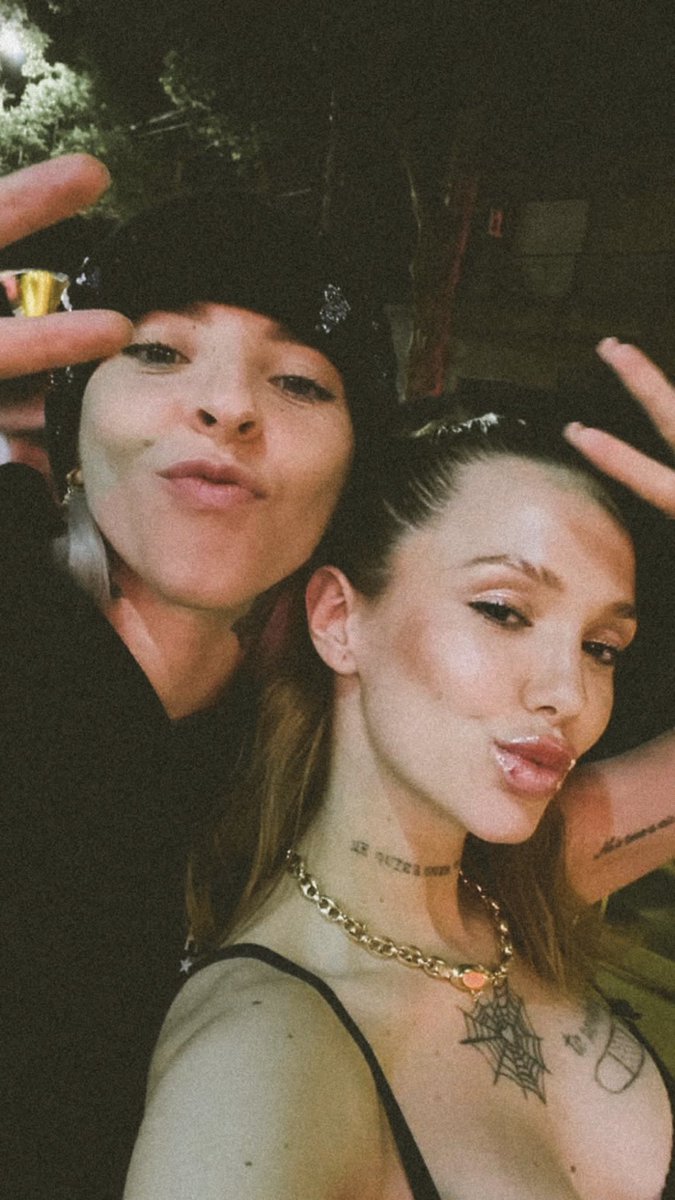 YoungMikoData's tweet photo. Young Miko junto a La Joaqui esta noche en Argentina. 🇦🇷💕 https://t.co/GNGMMxlozz