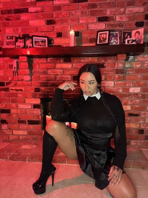 It&rsquo;s almost Halloween 🎃 and there&rsquo;s a new video dropping tonight 😈 https://t.co/1VpHBNkg1t