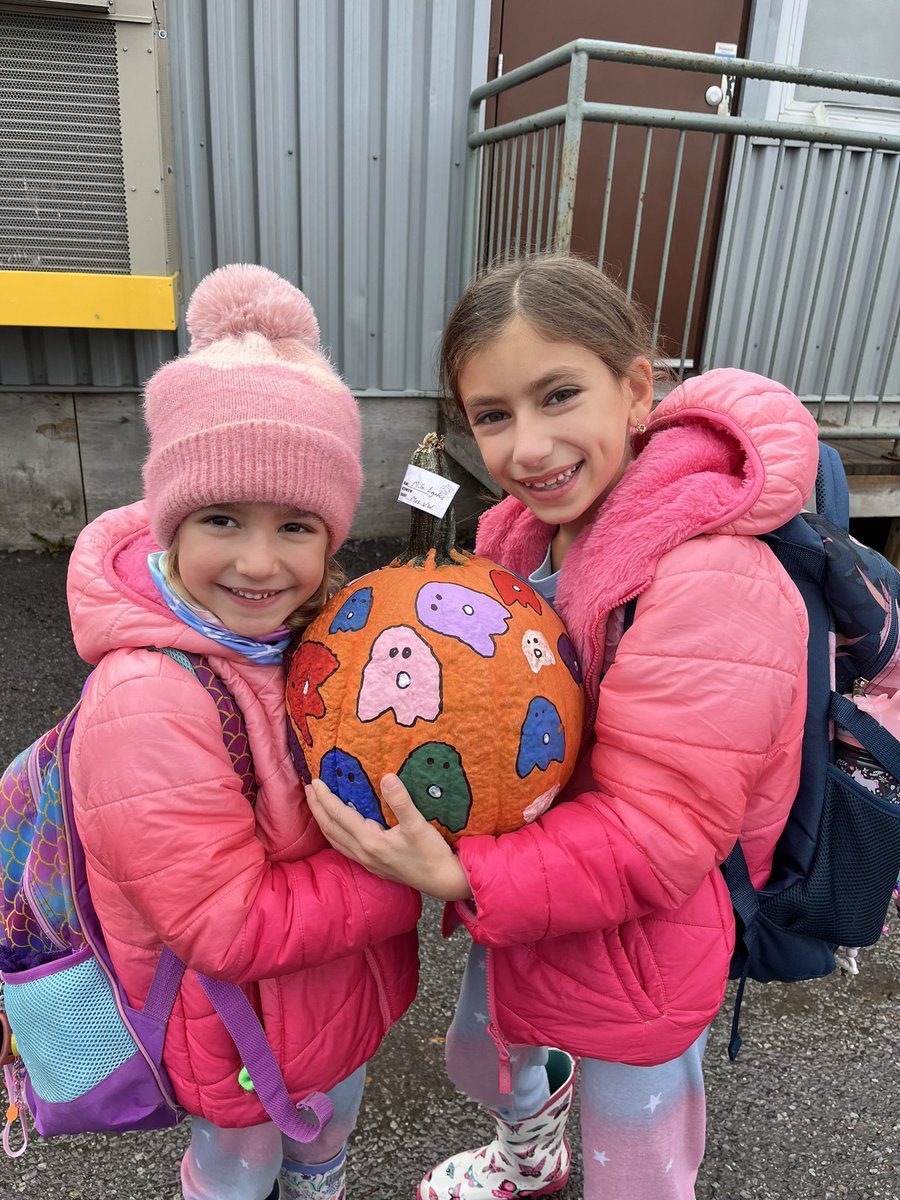 Mila was so excited to win Isabella’s class pumpkin 🎃 #pumpkinraffle <a href="/StRitaOCSB/">St. Rita School</a> @mrsvw1