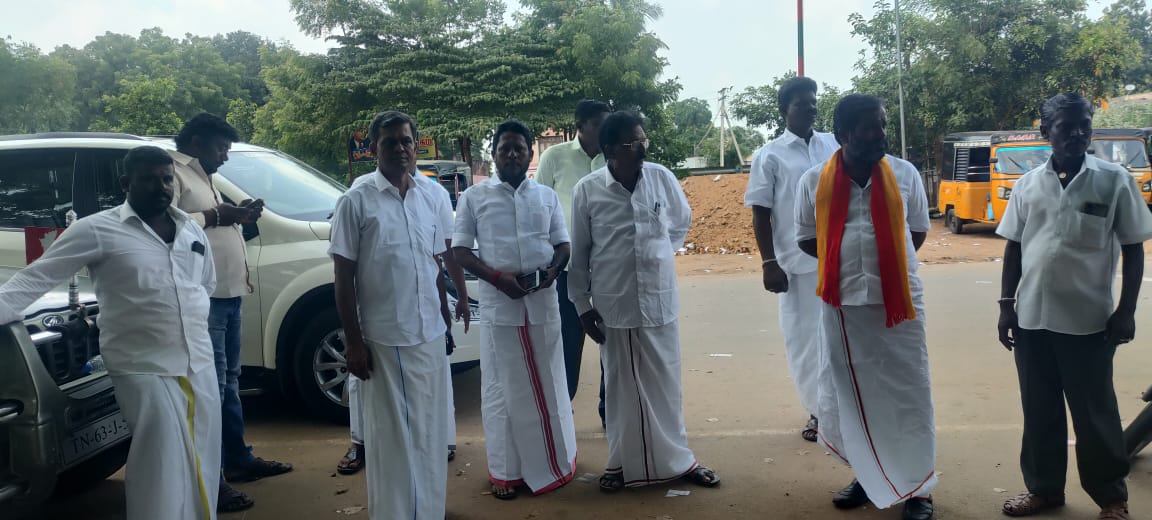 seethaimainthan's tweet photo. மீண்டும் அனுமதி ஏன்?

தாய்த் தமிழர் கட்சி பி. ம. பாண்டியனும் தமிழர் முன்னேற்றக் கழக மா. து.
இராசு குமாரும் நானும்
ஏனையோரும் சாலை மறியல்
செய்து கைது ஆவோம் என
உறுதியாக அறிவித்ததால்
காளையார் கோயில் செல்ல
இறுதியாக காவல்துறை
அனுமதித்தது.
          -சீதையின் மைந்தன் https://t.co/BshHEPq9Q5