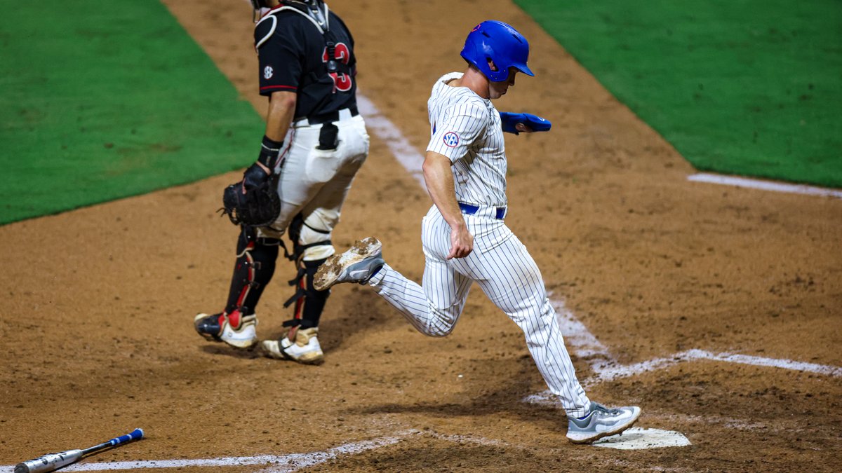 GatorsBB's tweet photo. Florida-Georgia weekend starting off right 🐊

#GoGators https://t.co/Mz2QPmjwuB
