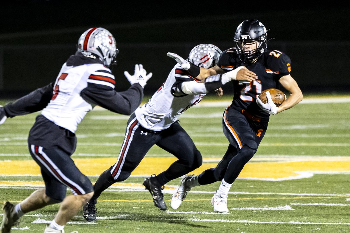 josephwcress's tweet photo. Solon football beat Fort Madison, 50-7, in a first-round Class 3A playoff game, Oct. 27, 2023, at Spartan Stadium. #iahsfb @FootballSolon @DirectorSolon Photos for @presscitizen @RegisterVisuals: https://t.co/LLMKSEB4RY https://t.co/594b9QrPbX
